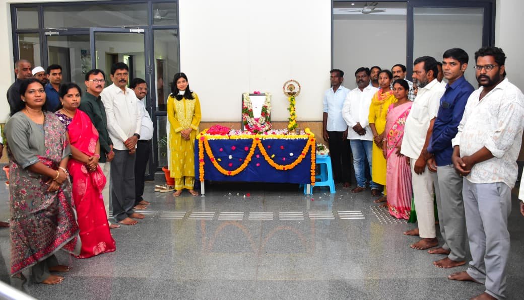 ఘనంగా మహాత్మా జ్యోతిరావు పూలే జయంతి  నివాళులు అర్పించిన జిల్లా కలెక్టర్ గరిమ అగ్రవాల్